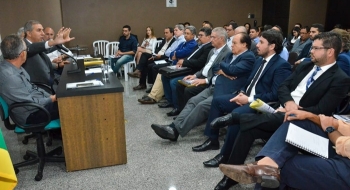 Governador debate incentivos fiscais na Adial